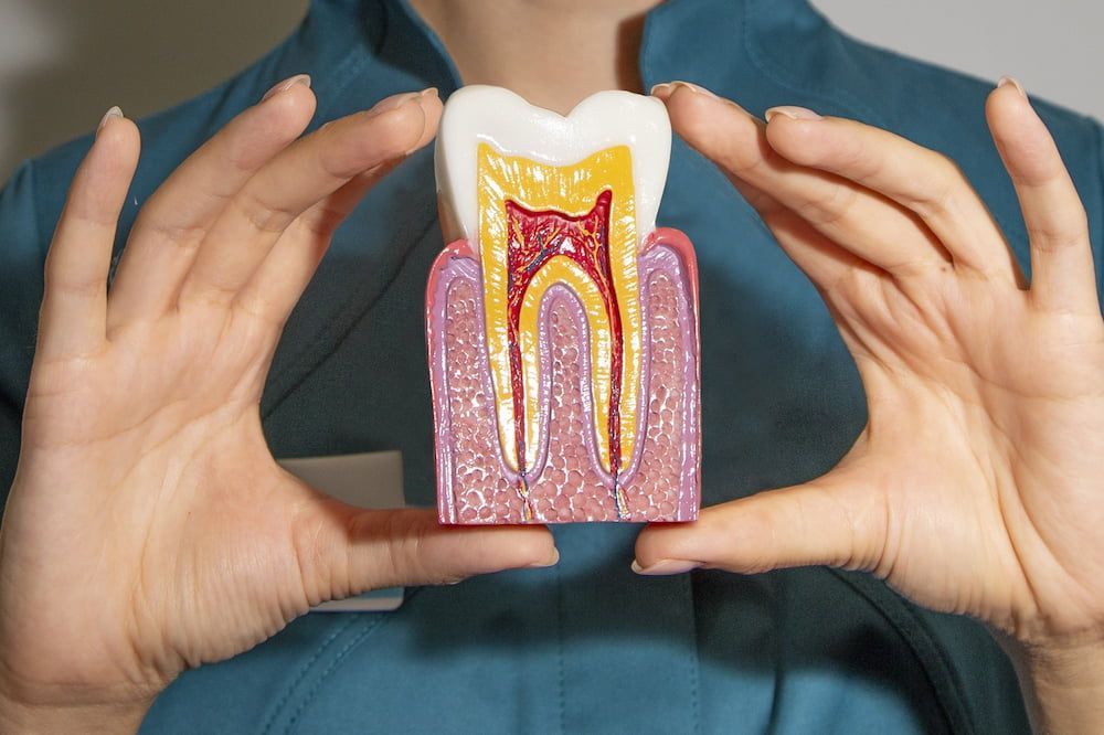 В каких случаях, зачем и как перелечивают каналы в зубе